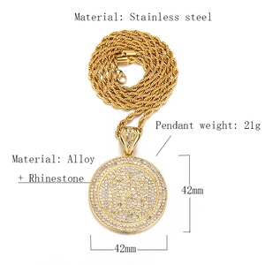 Collana a catena dorata con ciondolo rotondo con strass numero 69 e misure di 42 mm