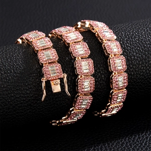 Makroaufnahme einer roségoldenen Hip-Hop-Kette mit rosa und weißen Zirkonia-Steinen