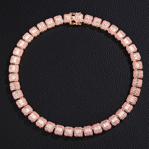 Detailansicht der Roségold-Choker-Kette mit Baguette-Steinen und rosa Kristallen