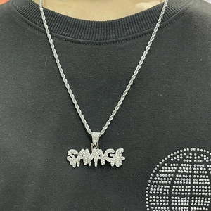 Dettaglio del ciondolo a lettera SAVAGE argento con effetto goccia e pietre su catena corda