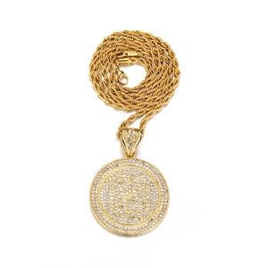 Dettaglio del ciondolo hip hop dorato con strass scintillanti a forma di lettera G