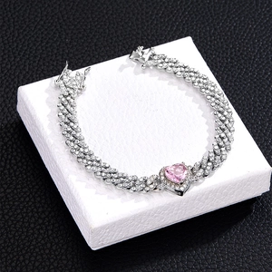 Detailansicht eines rosa Herz-Zirkonia-Armbands mit funkelnder Pavé-Fassung