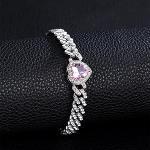 Nahaufnahme der silbernen Gliederkette mit rosa Herzstein und Zirkonia-Besatz