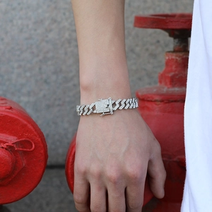 Dettaglio del bracciale cuban link d'argento da 12 mm con strass indossato al polso
