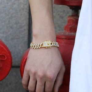 Vista dettagliata di un bracciale a maglia cubana da 12 mm con zirconi brillanti sul polso