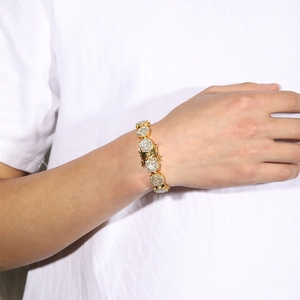 Dettaglio macro del bracciale a catena cubana 13mm dorato con strass lucidi sul polso