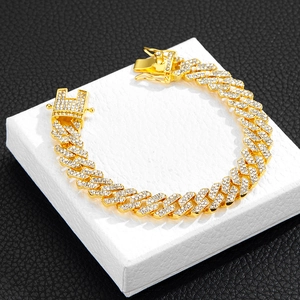 Dettaglio del bracciale a catena cubana da 12mm placcato oro con cristalli lucidi