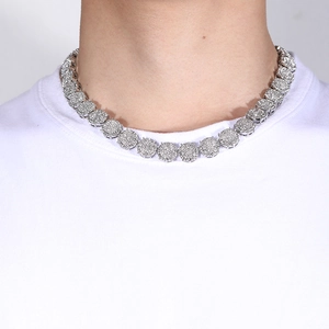 Dettaglio della catena Cuban Link hip hop da 13mm in argento con pavé di cristalli lucidi