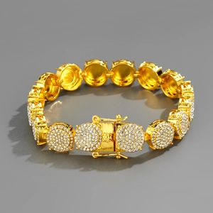 Dettaglio del bracciale hip hop dorato da 13 mm con zirconi micro pave e chiusura a scatto