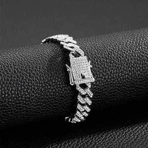 Dettaglio di un bracciale a catena cubana da 12 mm con zirconi su espositore nero