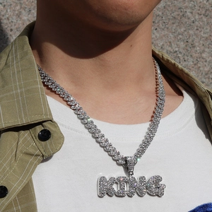 Makro-Detail des vereisten KING-Anhängers an einer silbernen kubanischen Hip-Hop-Kette