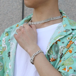 Silbernes Iced-out-Cuban-Ketten- und Armband-Set, getragen von einem männlichen Model