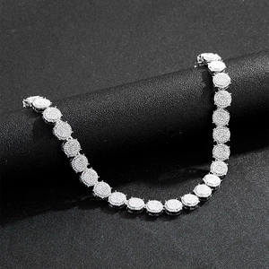 Dettaglio della catena cubana argento da 13mm con pavé di cristalli per uno stile hip hop