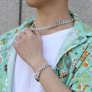 Nahaufnahme von Iced Out Cuban Link Halskette und Armband Set an einem männlichen Model