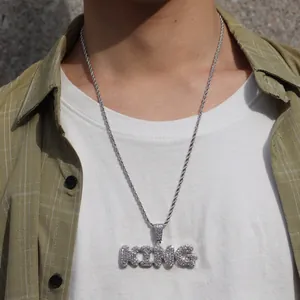 Hip-Hop-Halskette mit KING-Buchstabenanhänger und gedrehter Seilkette am Model getragen