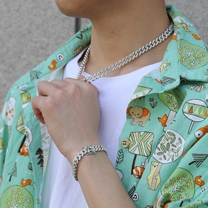 Detailansicht des silbernen Cuban-Link-Schmucksets mit funkelnden Zirkoniasteinen