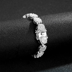 Dettaglio della catena cubana 13mm hip-hop con zirconi bianchi su espositore nero