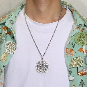 Pendentif rotatif feuille d'érable hip hop avec strass blancs sur une chaîne torsadée argent