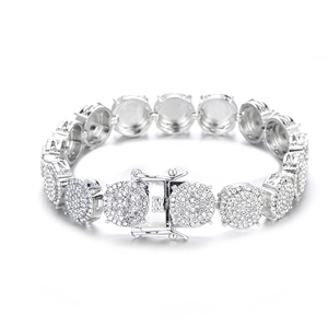 Macro di un bracciale a catena cubana da 13 mm color argento con strass scintillanti