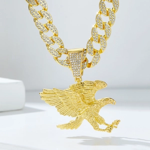 Detailaufnahme des goldenen Adleranhängers und der gefrorenen kubanischen Kette