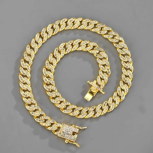 Détails macro d'une chaîne cubaine de 10mm dorée avec strass et fermoir boîte serti