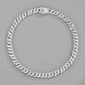 Gros plan sur la chaîne Cuban link argentée de 10mm ornée de strass étincelants