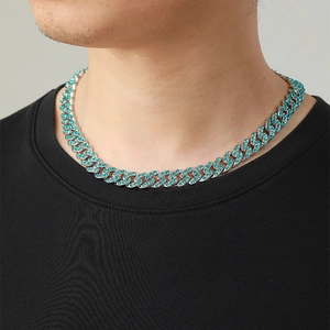 Detail van 11mm heren Cuban link ketting met ijsblauwe strass-steentjes op model