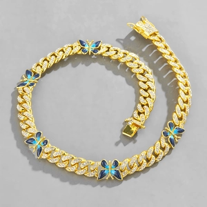 Collana a catena cubana dorata con diamanti pavé e farfalle in smalto sfumato azzurro