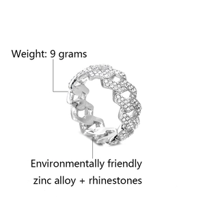 Vue détaillée de la bague chaîne cubaine argentée en alliage de zinc pesant environ 9g