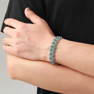 Dettaglio del bracciale Cuban link argento con cristalli blu ghiaccio al polso