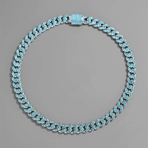 Detail van 11mm zilveren Cubaanse schakelketting met lichtblauwe zirkoon en doossluiting