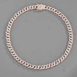 Gros plan sur un collier gourmette 10mm en or rose serti de diamants brillants