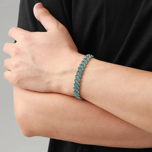 Detail der 9mm Cuban Link Kette für Herren mit blauen Strasssteinen im Hip-Hop-Stil
