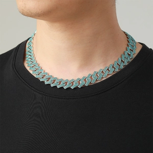Dettaglio della catena cubana da uomo con diamanti blu e finitura in argento