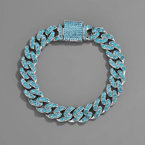 Gedetailleerde weergave van 11mm zilveren Cuban ketting met zee-blauwe strassteentjes