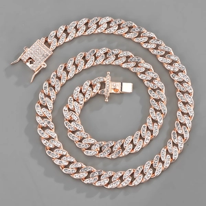 Vue détaillée du collier et bracelet chaîne cubaine 10mm or rose avec strass brillants
