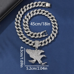 Detailansicht Adler-Flügel-Anhänger mit Panzerkette und Abmessungen 4,3x5,2 cm