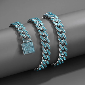 Detail van 11mm Cubaanse schakelketting met lichtblauwe strassteentjes en bakslot