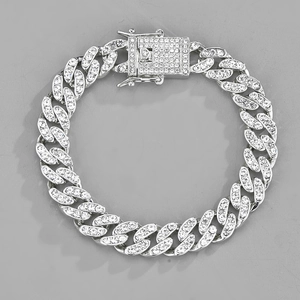 Détail macro du bracelet à maillons cubains de 10mm en argent serti de strass blancs brillants
