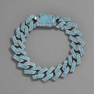 Vista macro del bracciale a catena cubana ghiacciata con strass azzurri e chiusura quadrata