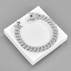 Gros plan d'un bracelet maille gourmette argentée de 10 mm avec fermoir diamanté