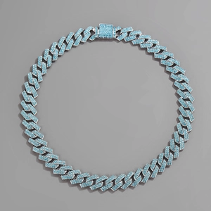 Dettaglio della collana a catena cubana azzurra con chiusura a scatola con cristalli
