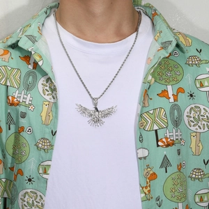 Herren-Adler-Halskette in Silber mit funkelnden Diamanten und gedrehter Kette am Model