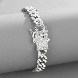 Vue détaillée du bracelet gourmette argentée 10mm pavé de strass avec fermoir cœur