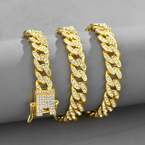 Chaîne Cuban link dorée 10mm ornée de cristaux scintillants avec fermoir boîte