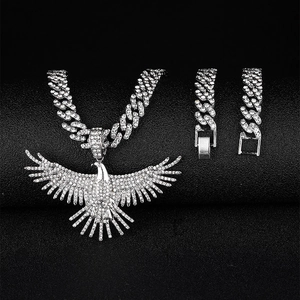 Nahaufnahme von Hip-Hop Halskette und Armband Set mit eisigem Adlerflügel-Anhänger