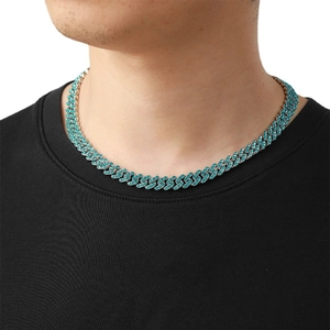 9mm silberne Kuba-Kette für Herren mit meerblauen Steinen an männlichem Model auf schwarzem Tee