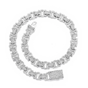 Collier hip hop argenté avec zircons étincelants pavés et fermoir rectangulaire luxe
