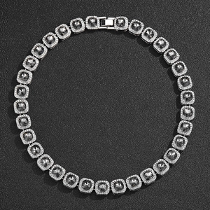 Collana a catena cubana con pietre di ossidiana da 12mm e contorno di diamanti