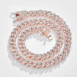 Détail macro d'une chaîne cubaine en or rose avec strass brillants sertis pavé